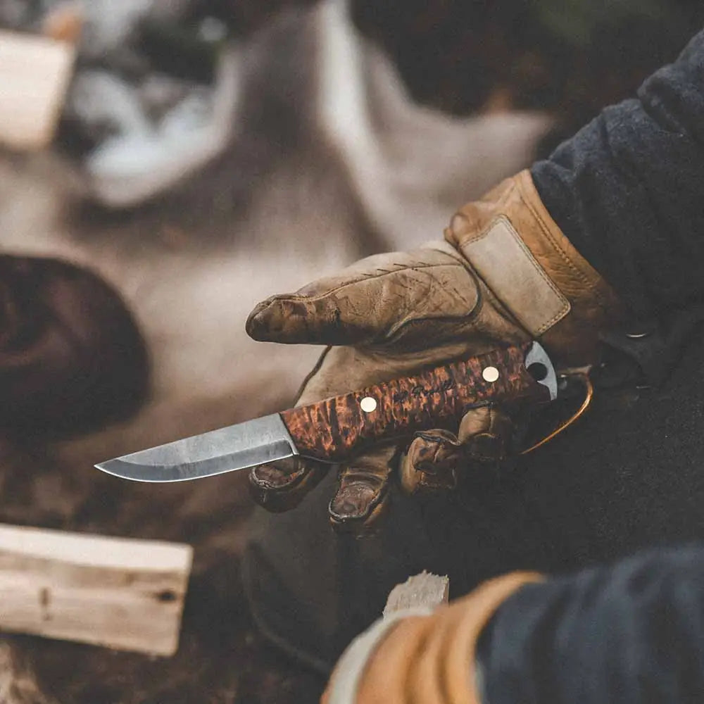 Heimo 4 bushcraft-versio täyspitkä veitsi jossa tumma teksturoitu puukahva ja tyylikäs metalliterä