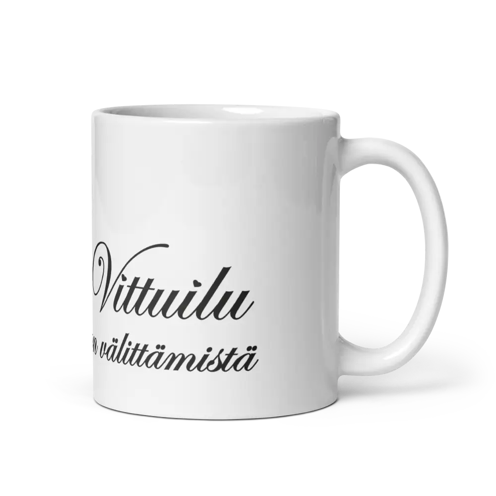 Valkoinen keramiikkakahvikuppi mustalla käsinkirjoitetulla tekstillä vittuulu on valittamista