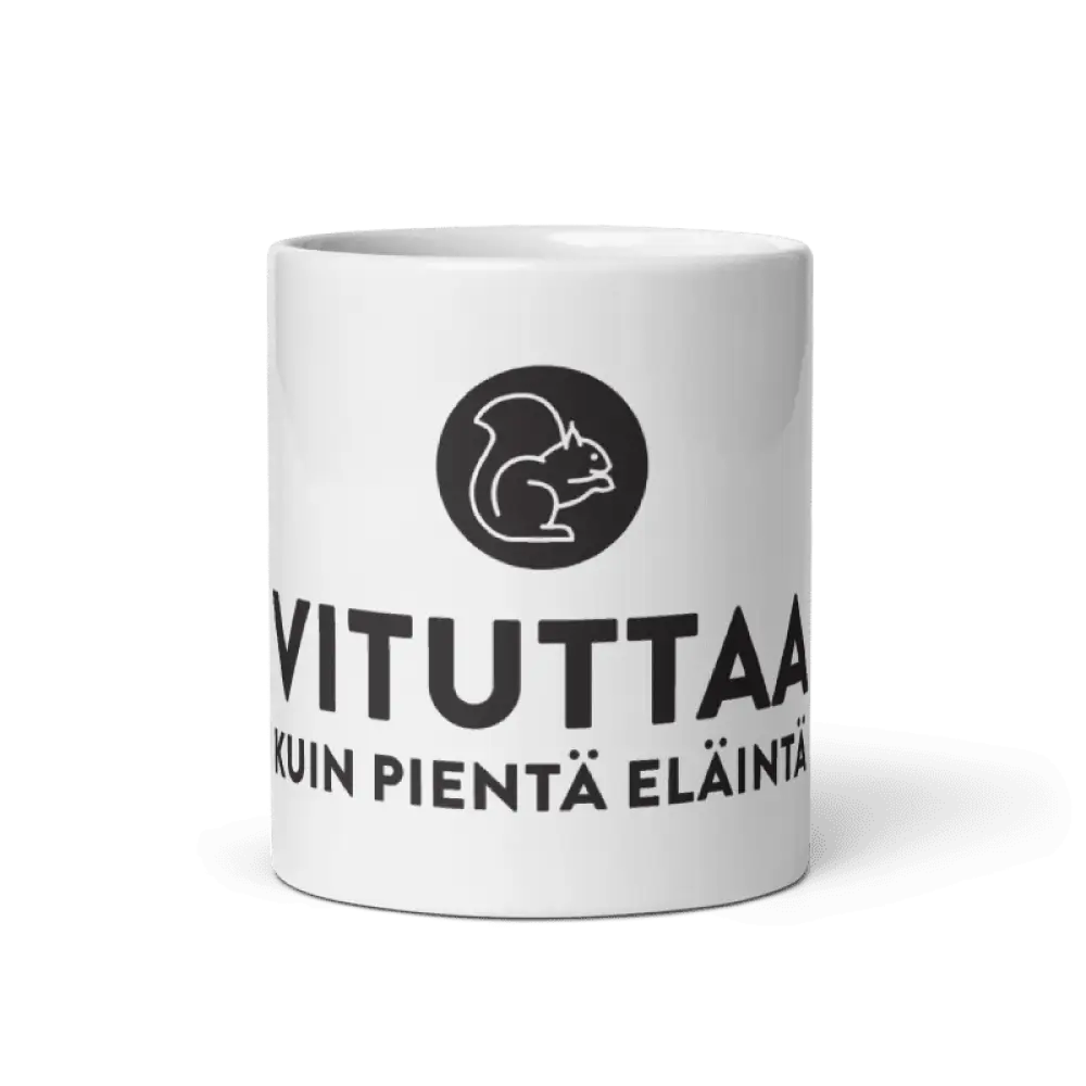 Valkoinen keraaminen kahvikuppi mustalla pyöreällä logolla ja tekstillä vituttaa kuin pientä eläintä