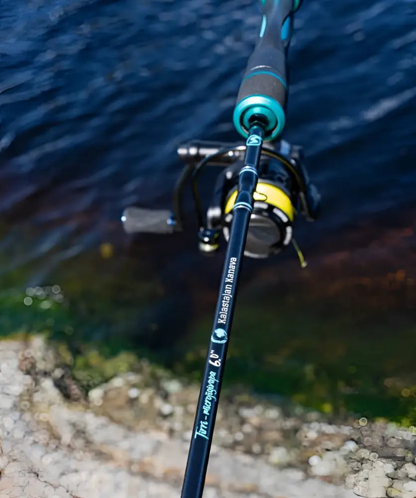 Musta kalastusvapa teal aksenteilla ja keltainen kela, kalastajan kanava tirri micro 183cm 0,9-8,5g