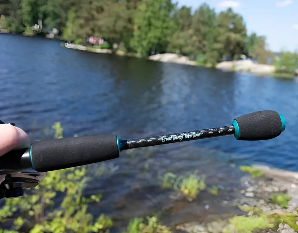 Kalastajan kanava tirri micro vapa 183cm 0.9-8.5g musta ja petroolinsininen kalastusvapa teksturoidulla kahvalla ja good things take time -tekstillä