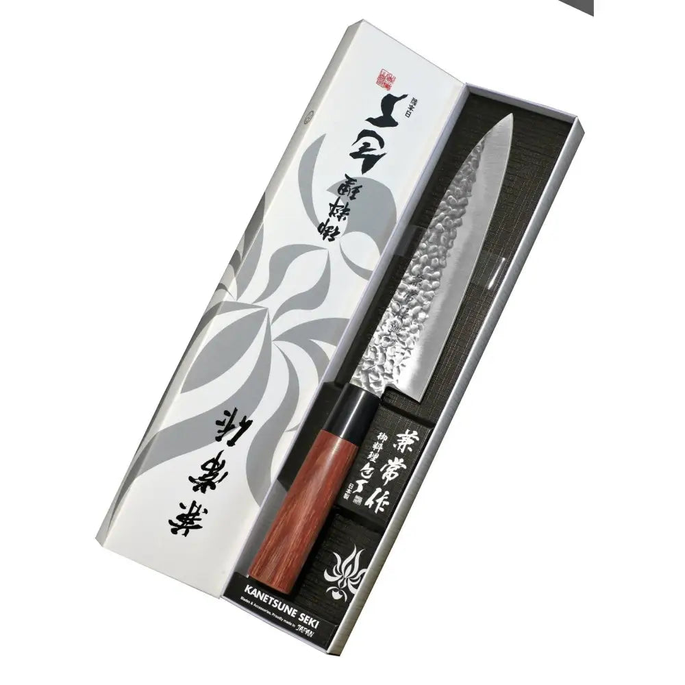 Japanilainen kanetsune seki kc-950 kokkiveitsi 18 cm vasarakuviollisella ruostumattomalla terällä ja kiillotetulla puisella kahvalla pakkauksessa
