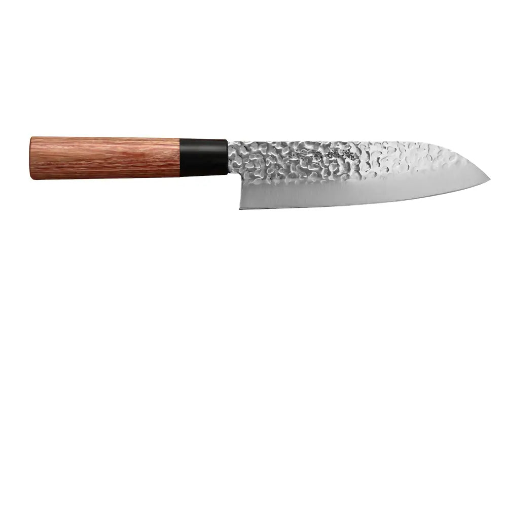 Kanetsune seki kc-950 santoku 16,5 cm tyylikäs vasaroitu ruostumattomasta teräksestä valmistettu kokkiveitsi ruskealla puisella kahvalla ja mustalla suojaosalla