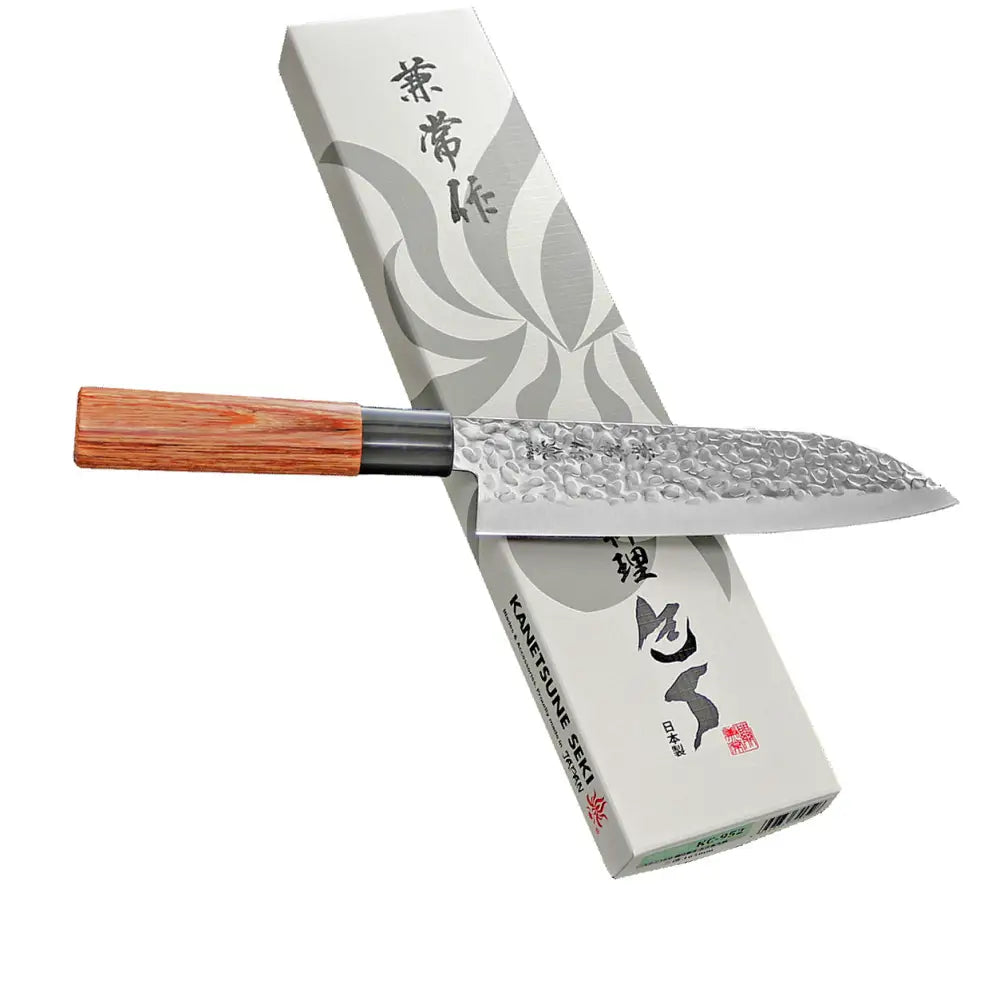Japanilaistyylinen kanetsune seki kc-950 santoku veitsi vasaroidusta ruostumattomasta teräksestä puukahvalla pakkauksessa