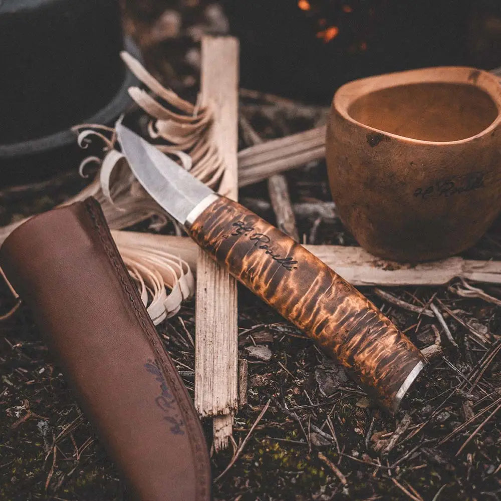 Karhun kynsiveitsi hopeisella holkilla hand forged veitsi hopeisella terällä ja amber- ruskealla puukahvalla