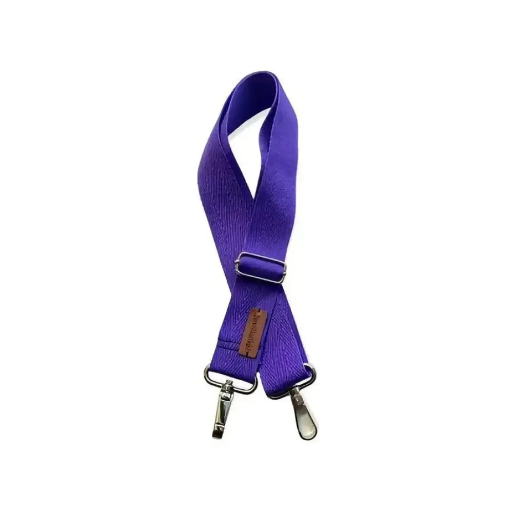 Värikäs violetti kudottu laukku olkahihna hopeanvärisillä metalliosilla ja nahkaisella merkkitarra