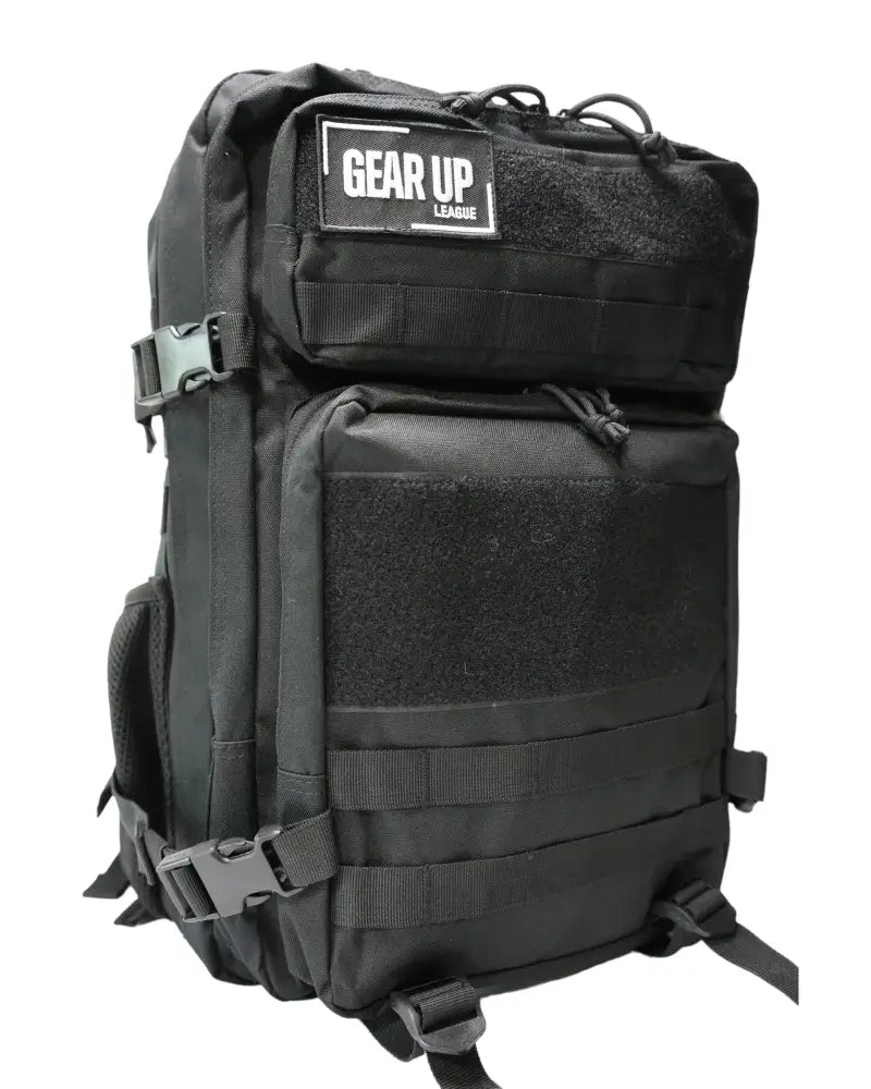 Musta tactinen urheilureppu 45l jossa gear up league -patch ja useita säädettäviä remmejä takaa nähtynä