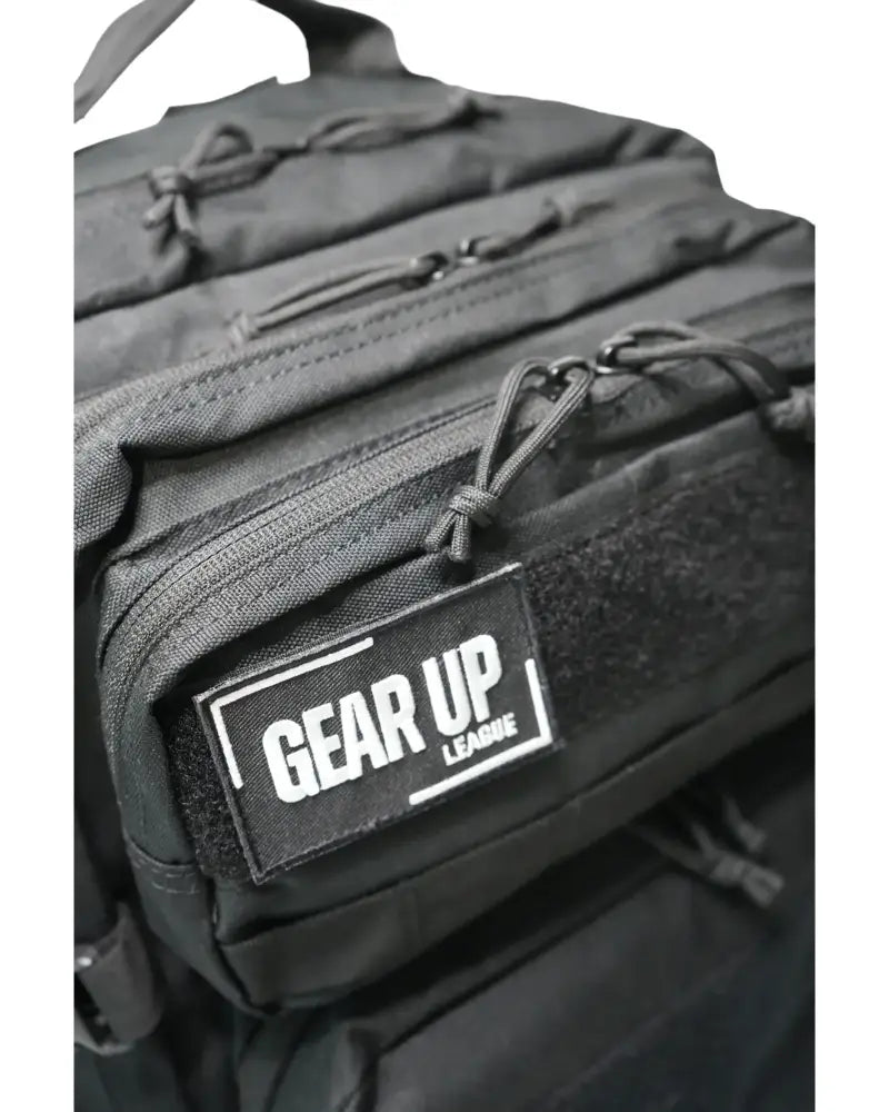 Mustassa kestävässä league patch urheilurepussa 45l edessä gear up league -merkki