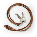 Ruskea nahkainen leather cord -avaimenperä hopeansävyisellä metallisoljella ja lukolla
