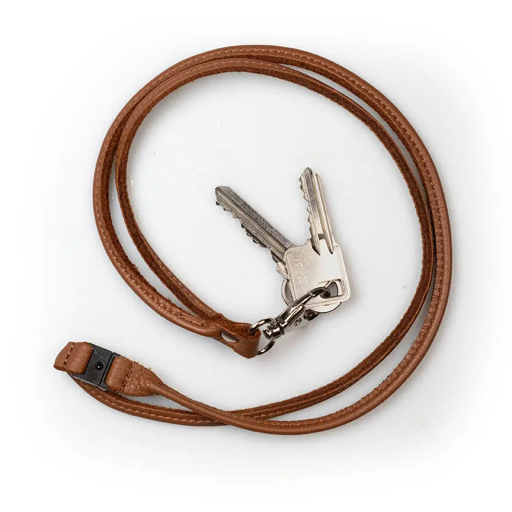 Ruskea nahkainen leather cord -avaimenperä hopeansävyisellä metallisoljella ja lukolla