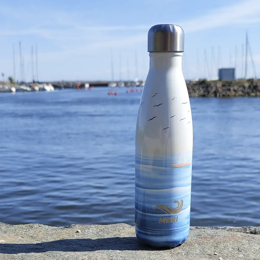 A elegantti valkoinen ja sininen gradientti ruostumattomasta teräksestä valmistettu meribottles archipelago 500 ml pullo, jossa hopeinen kansi ja rannikkoteema