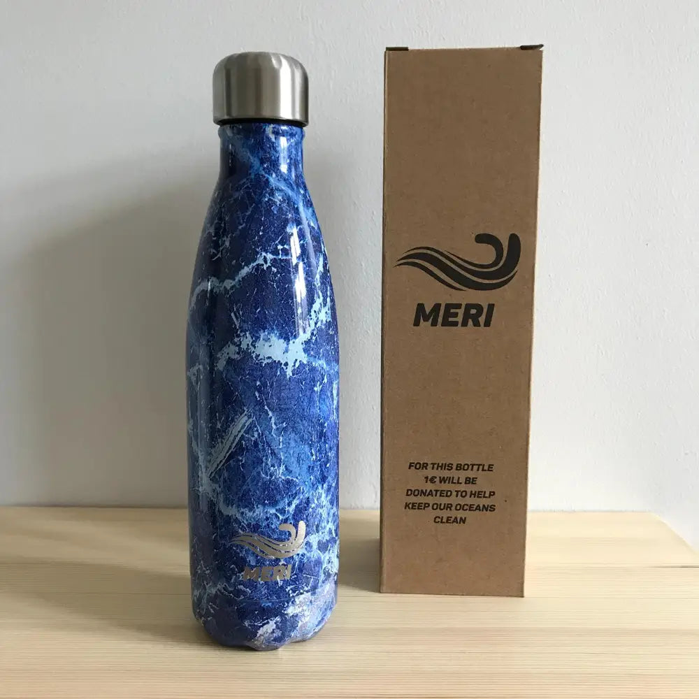 Sininen marmorikuvioitu ruostumattomasta teräksestä valmistettu meri-juomapullo hopeakannella 500 ml