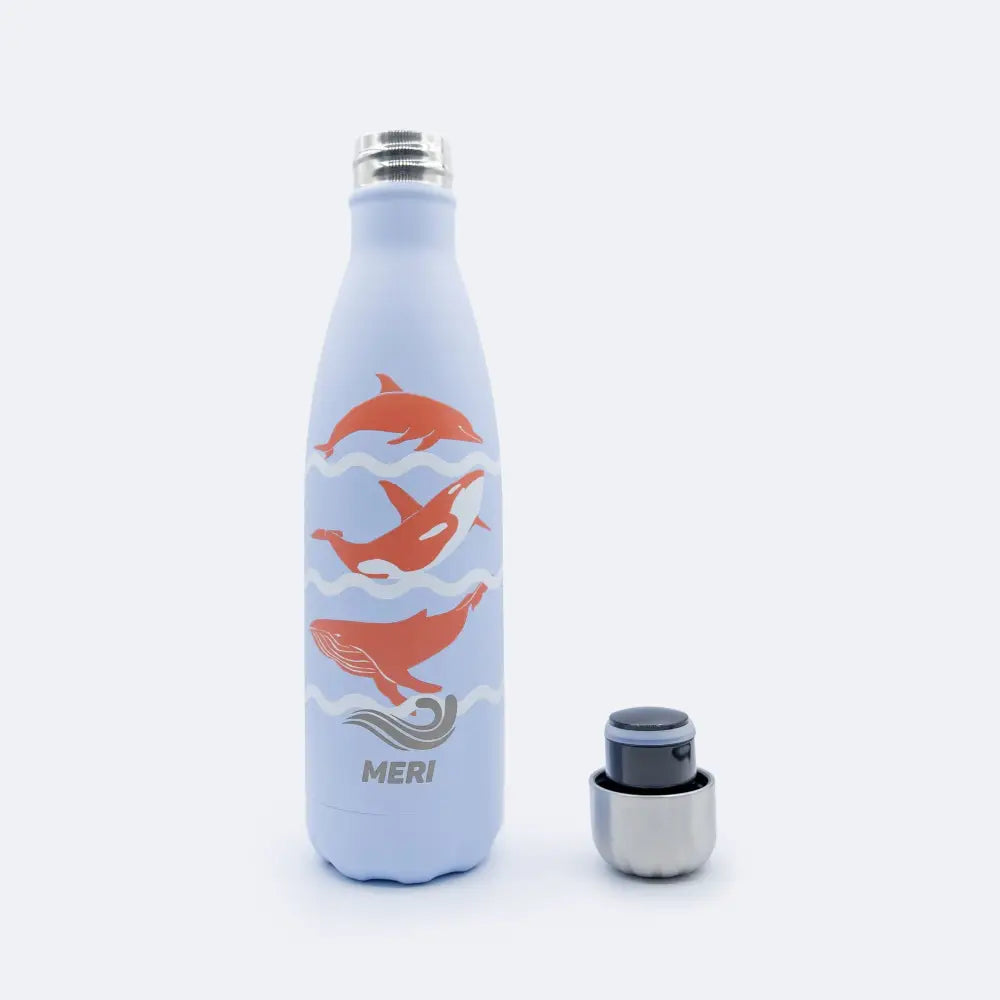 Vaaleansininen ruostumattomasta teräksestä valmistettu meribottles life at sea 500 ml juomapullo oransseilla delfiini, miekkavala ja valas kuvituksilla ja valkoisilla aaltokuvioilla