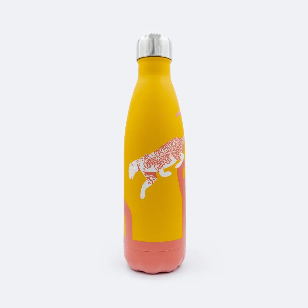 Meribottles savanna 500 ml keltainen ja korallinsävyinen eristetty juomapullo leopardikuvioisella hopeakorkilla