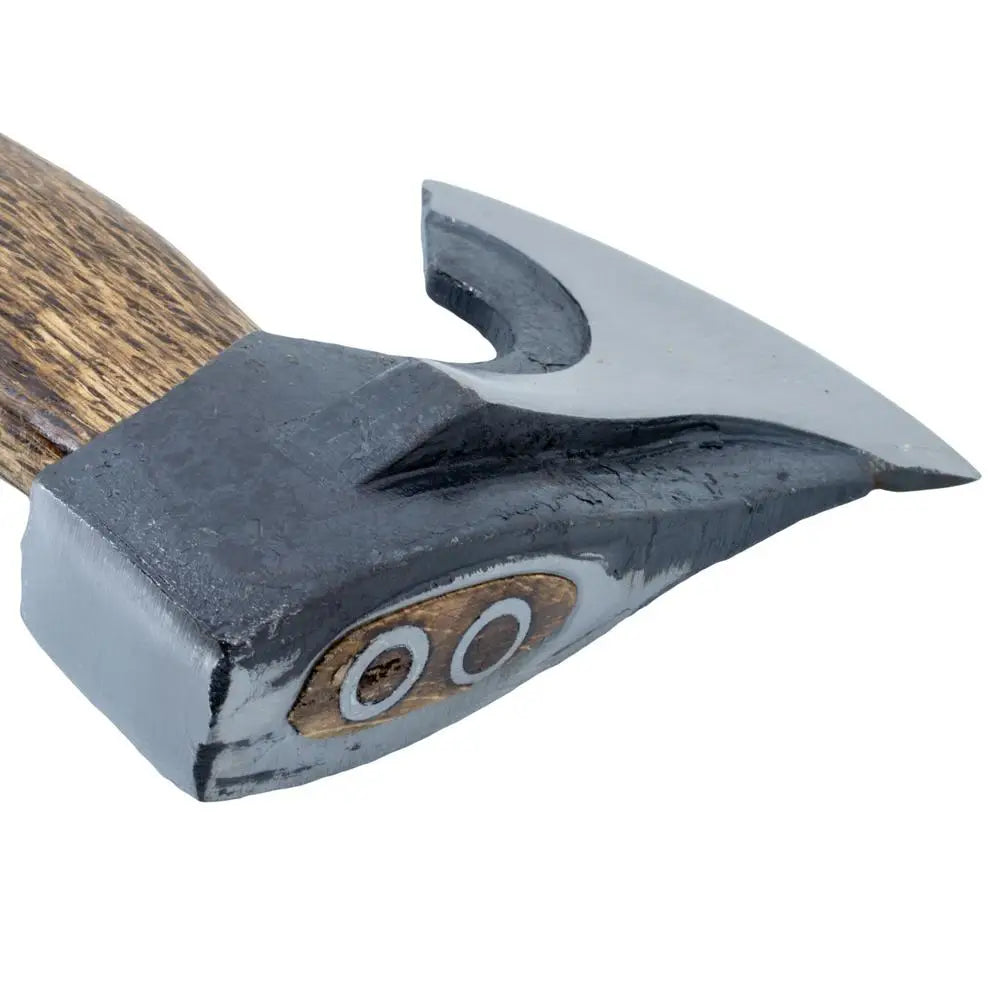 Tumma harmaa metallinen nordic halkaisukirves 37 cm puukahvalla ja kahdella ympyränmuotoisella koristelulla sivulla, nahkasuojus mukana