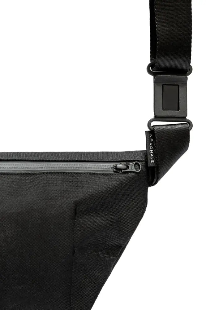 Oslo Olkalaukku musta nylon crossbody-laukku minimalistisella muotoilulla ja säädettävällä hihnalla