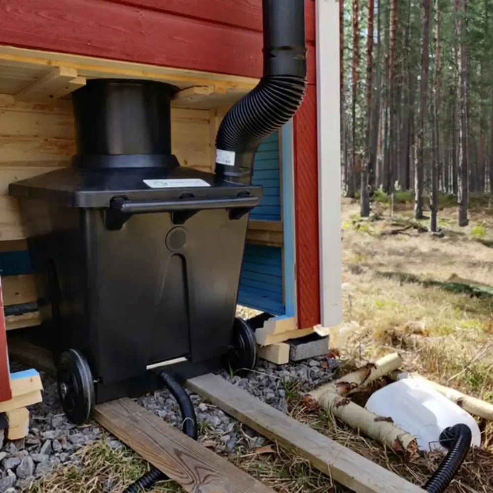 Musta muovinen puulämmitteinen kamiina pyörillä ja joustavalla savupiippulla paketti green toilet 120 family kompostikäymälässä