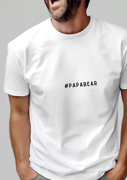 Valkoinen puuvillainen t paita jossa musta papabear teksti rinnassa hashtag papabear t paita