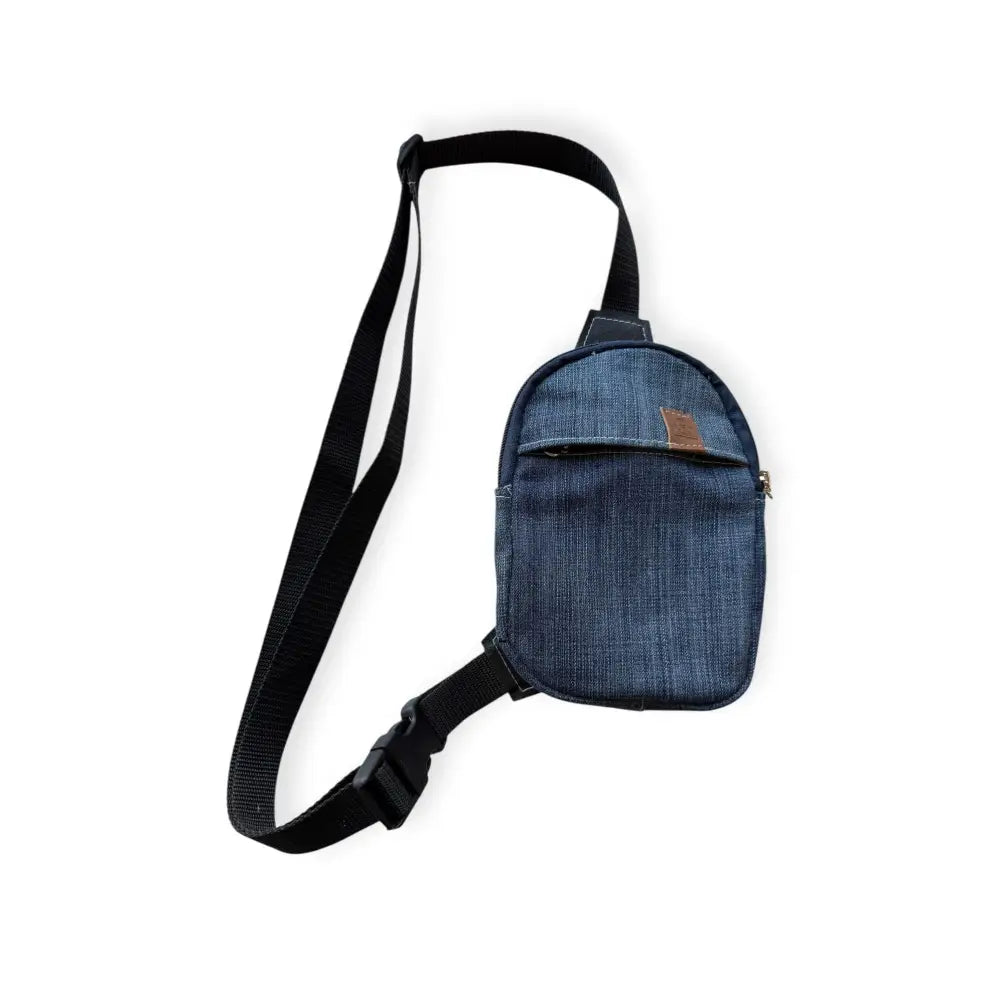 Denim sininen pikkureppu farkku olkalaukku mustalla säädettävällä hihnalla ja ruskealla nahkapatchilla