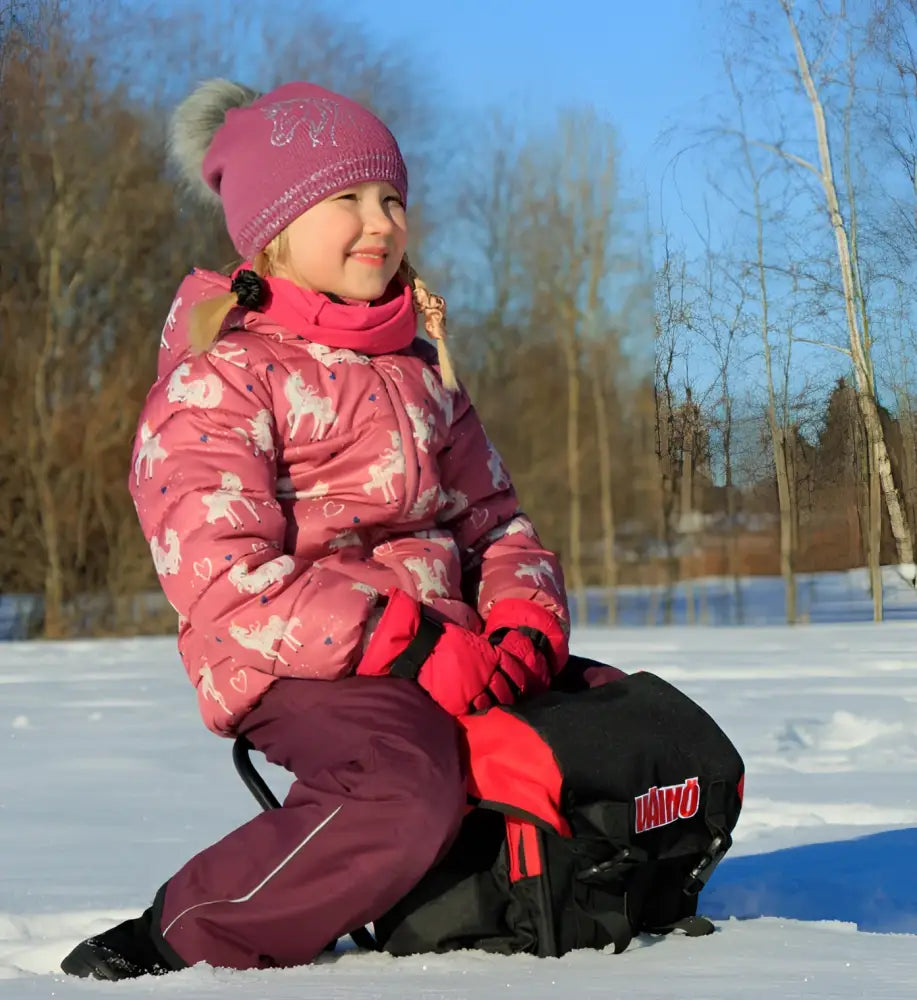 Lapsen pinkki pilkkireppujakkara 18l valkoisilla hevonen ja sydänkuvioilla lumisessa ulkotilassa