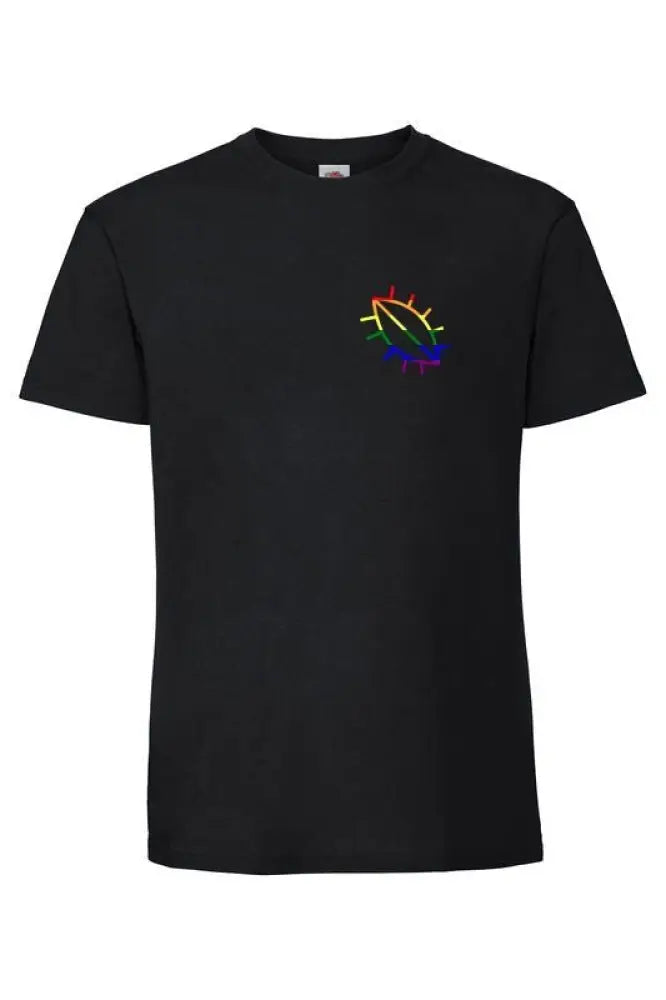 Musta Proud Pimppi rinta unisex t-paita jossa pieni sateenkaarivärinen rugby-pallo vasemmassa rinnassa