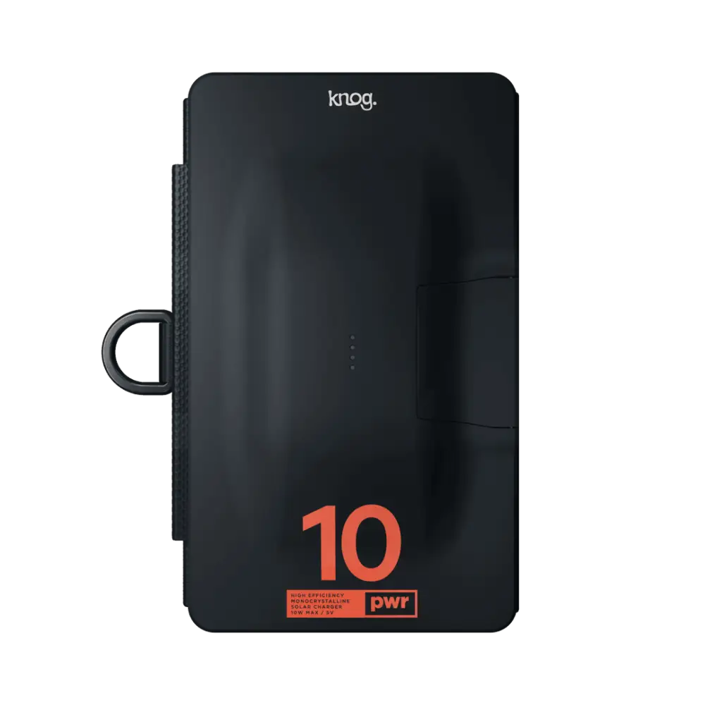 Black knog pwr solarpanel 10 watt aurinkolaturi oranssein numeroin ja logoin näkyvillä edestä