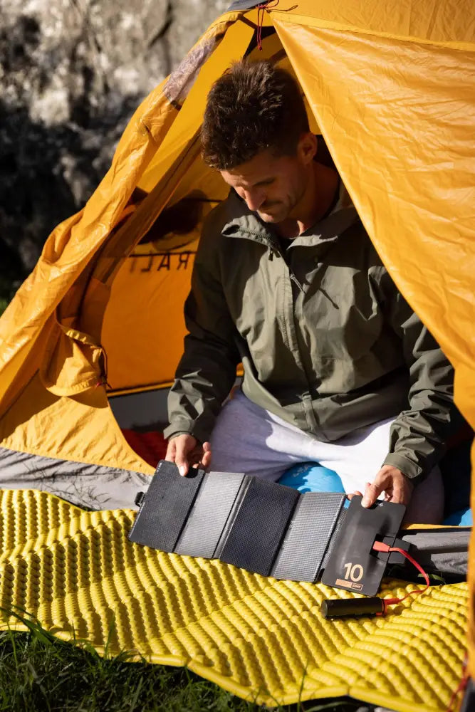 Pwr solarpanel 10 watt kompakti taitettava aurinkopaneeli mustalla pinnalla ja näkyvillä valosähköisillä soluilla