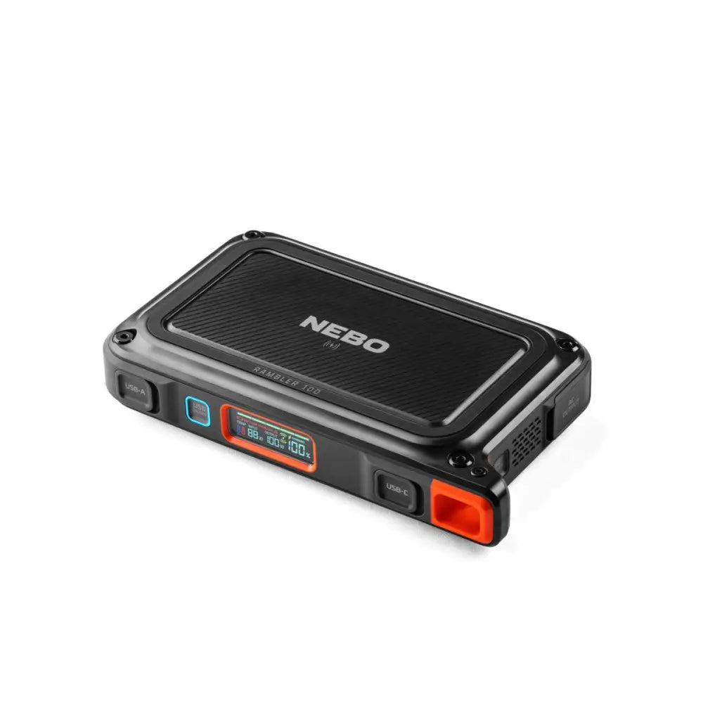 Musta ja oranssi nebo rambler 100 kannettava virtapankki teksturoidulla pinnalla, digitaalinen näyttö ja usb-c-portti