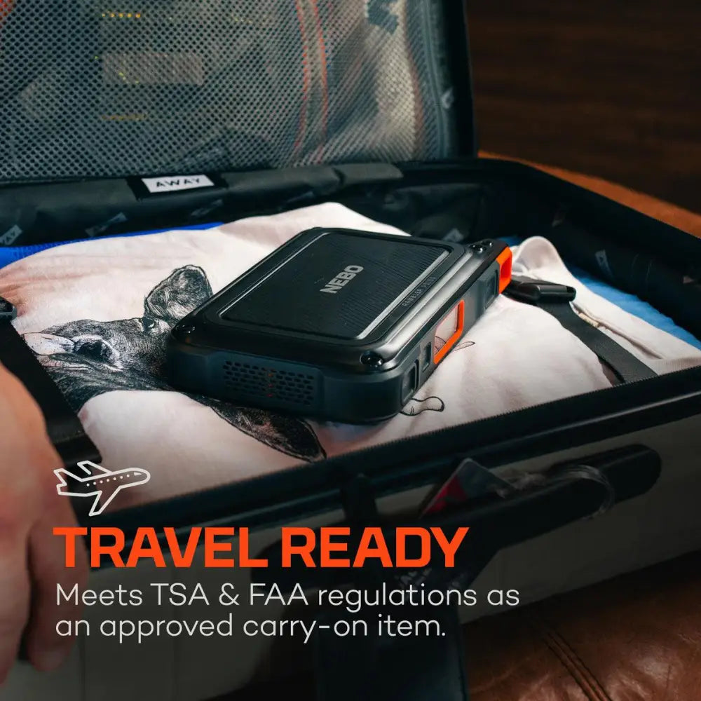 Musta ja oranssi karhea rambler 100 kannettava akutankki textured pinnalla ja nebo brändättynä avoimessa matkalaukussa