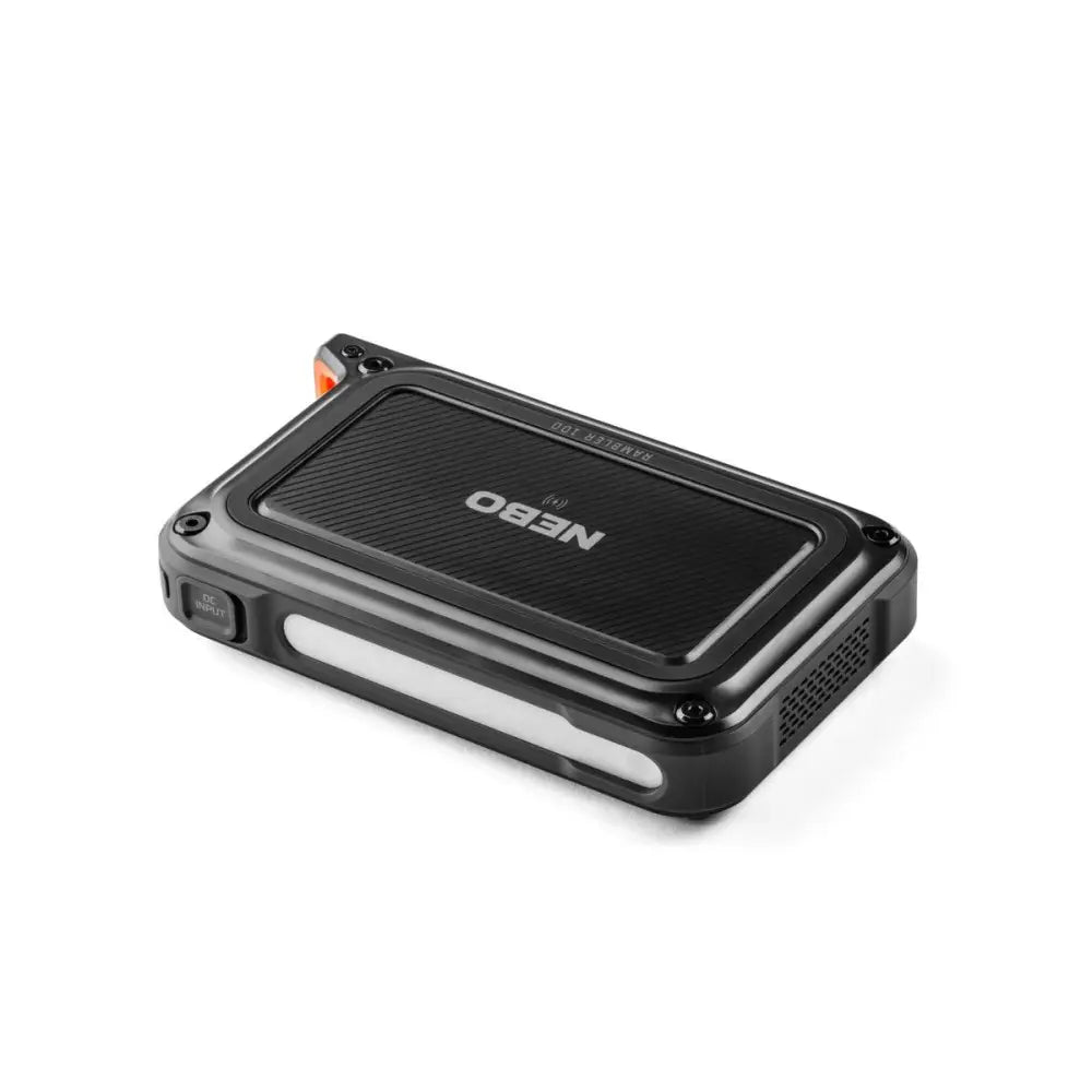 Musta nebo ranger rambler 100 kestävä power bank teksturoidulla pinnalla ja oranssilla korostuksella sivulla