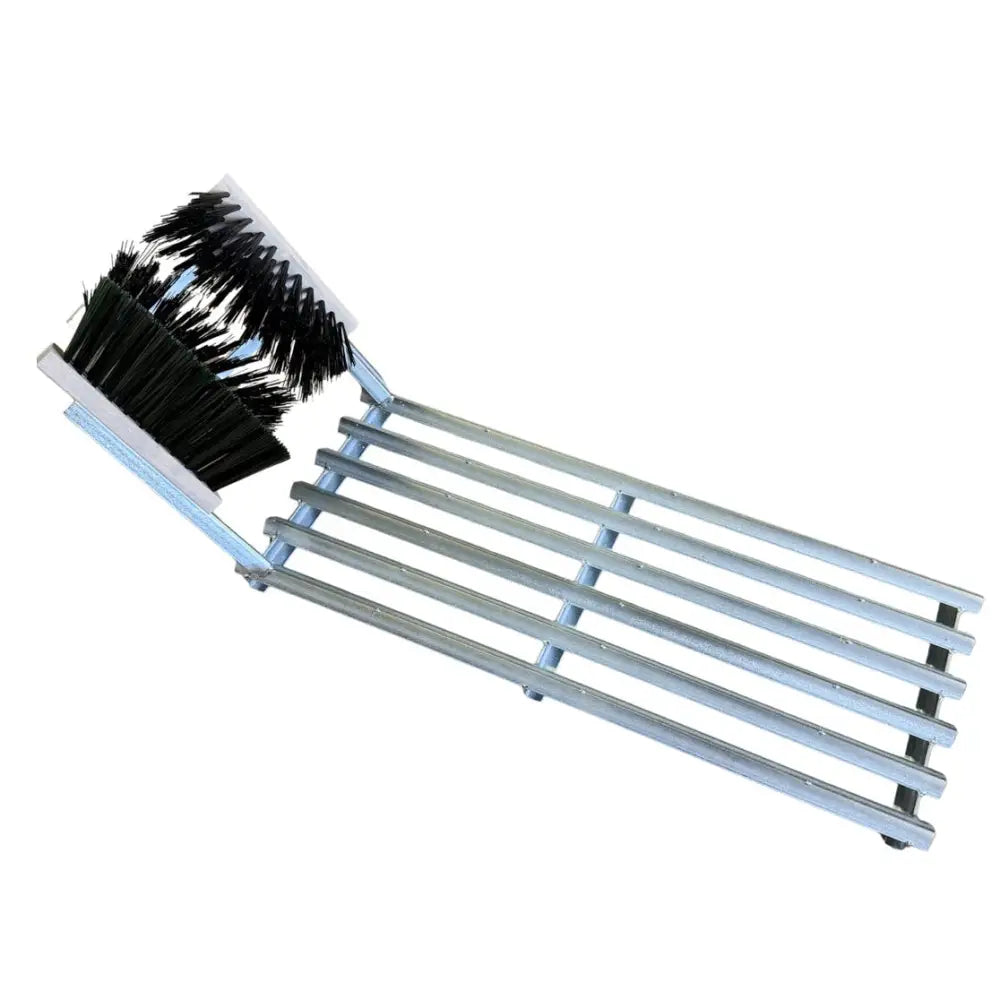 Hopeanvärinen metallinen viemäriharja tiheillä mustilla harjaksilla ja ritiläkahvalla rappuralliin liukuesteillä 75x30cm sinkitty 3 harjaa