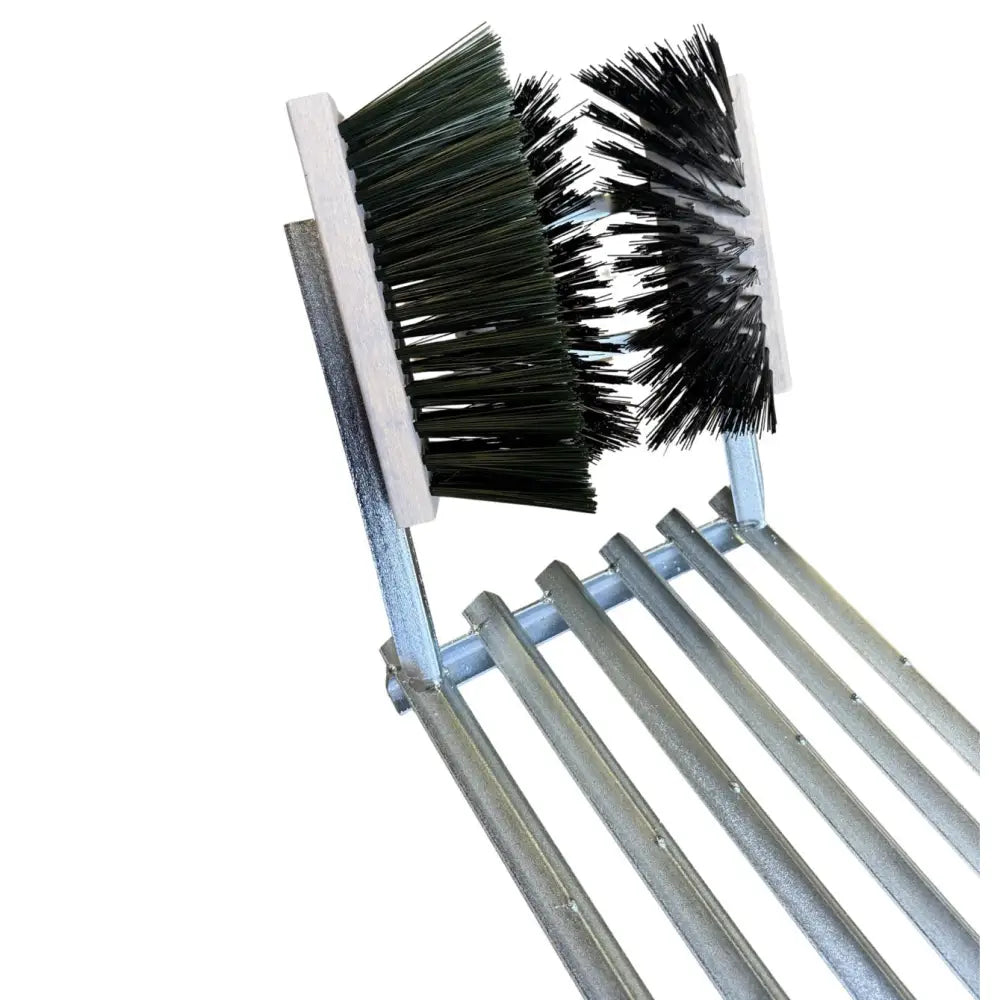 Rappuralli liukuesteillä 75x30cm sinkitty dual-sided black bristle brush with white plastic handle and metal frame for cleaning grates or surfaces