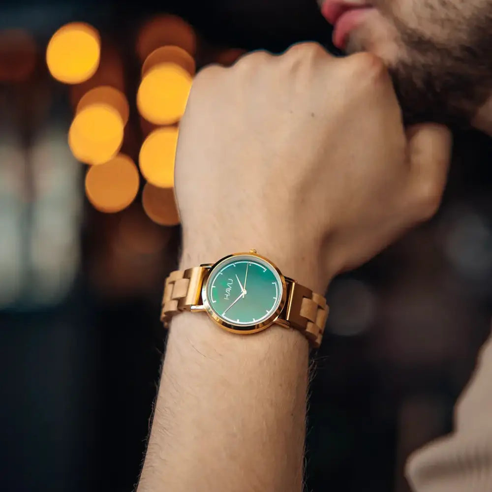 Kultasävyinen puukello vihreällä liukuvärjätyllä kellotaululla ja minimalistisella muotoilulla revontuli koivu 32mm