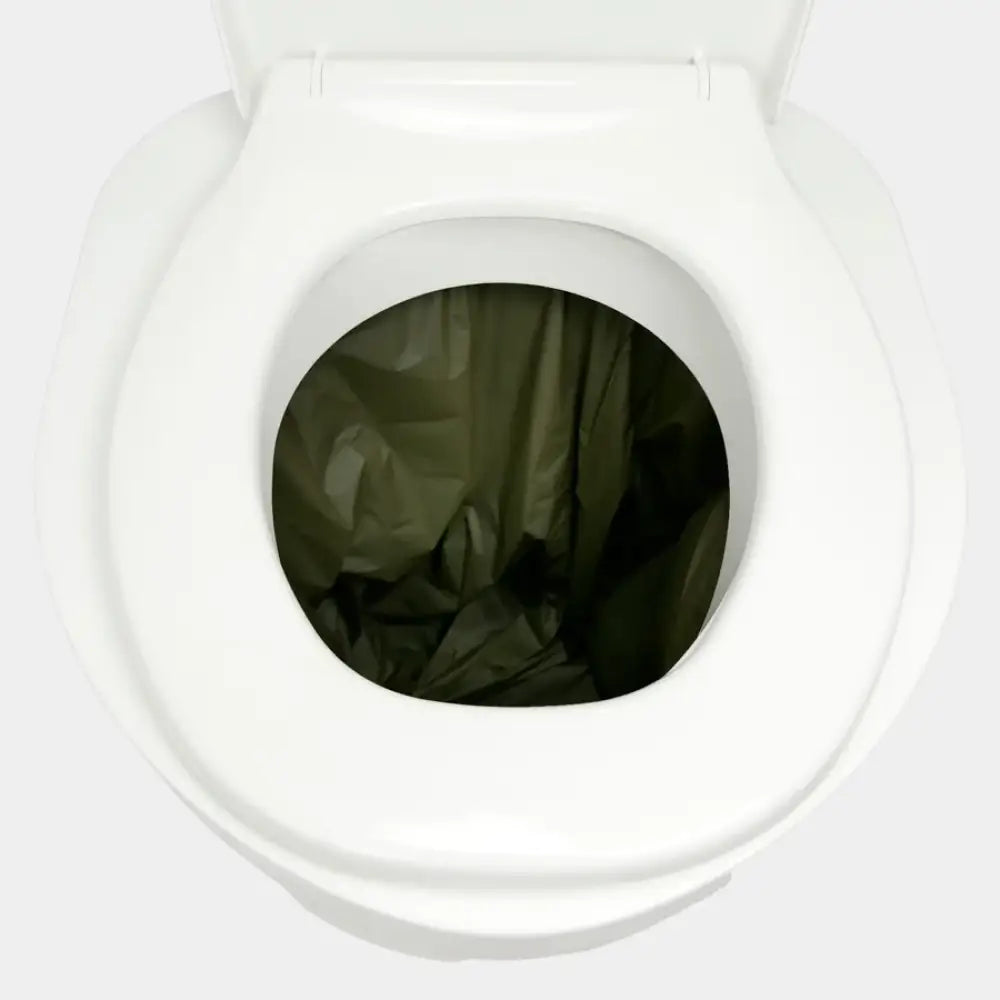 Valkoinen sanitoa kuivikekäymälä istuinkansi tummanvihreällä muovivuorella sisällä