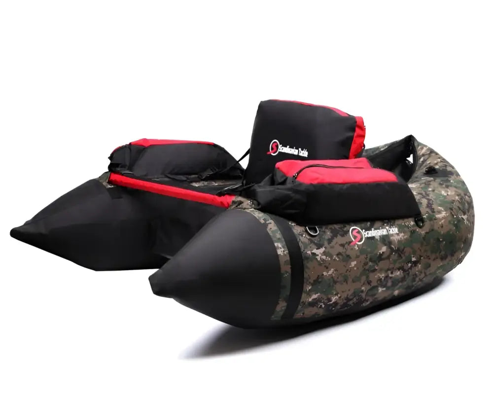 Scandinavian tackle float tube 900 kelluntarengas on maastokuvioitu ilmatäytteinen kalastusväline mustilla ja punaisilla yksityiskohdilla