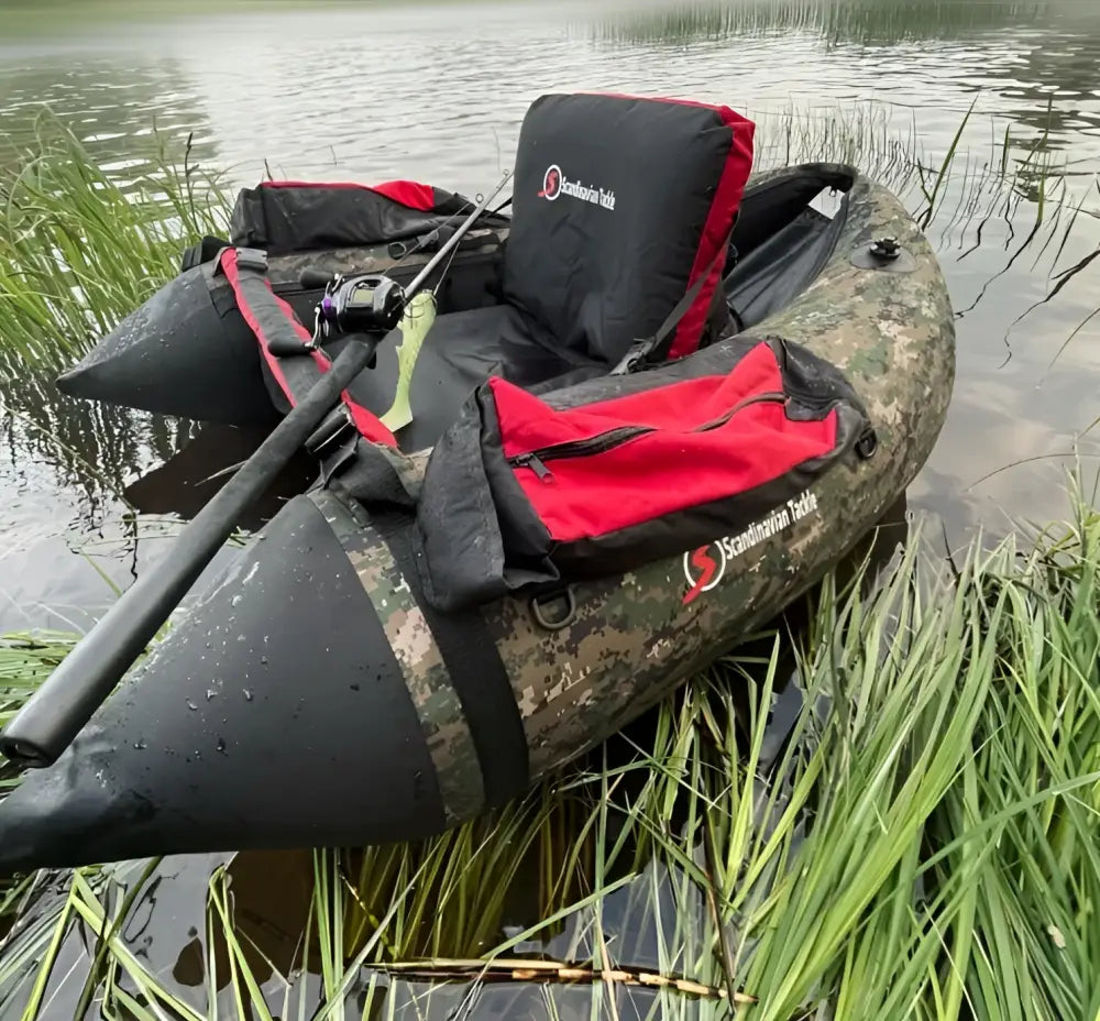 Scandinavian tackle float tube 900 camo-ilmatäytteinen kalastusveneen mustilla ja punaisilla yksityiskohdilla sekä istuin- ja säilytystiloilla