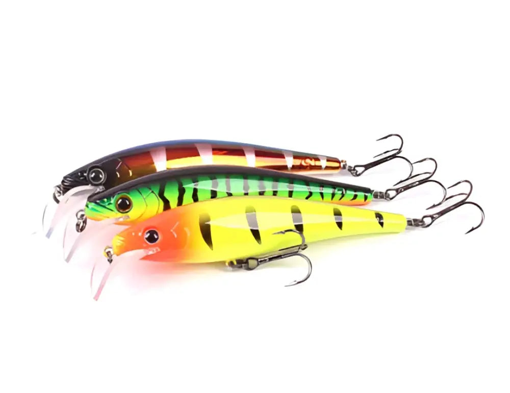 Kolme värikästä, kovakuorista Scandinavian Tackle Gator Wobbler 11 cm kalastussiimaa realistisilla silmillä ja kolmipiikkeillä