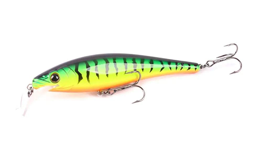 Vibrantti vihreä ja keltaraidallinen scandinavian tackle gator wobbler 11cm kalastuskoukkuilla ja valkoisella muovihäntällä