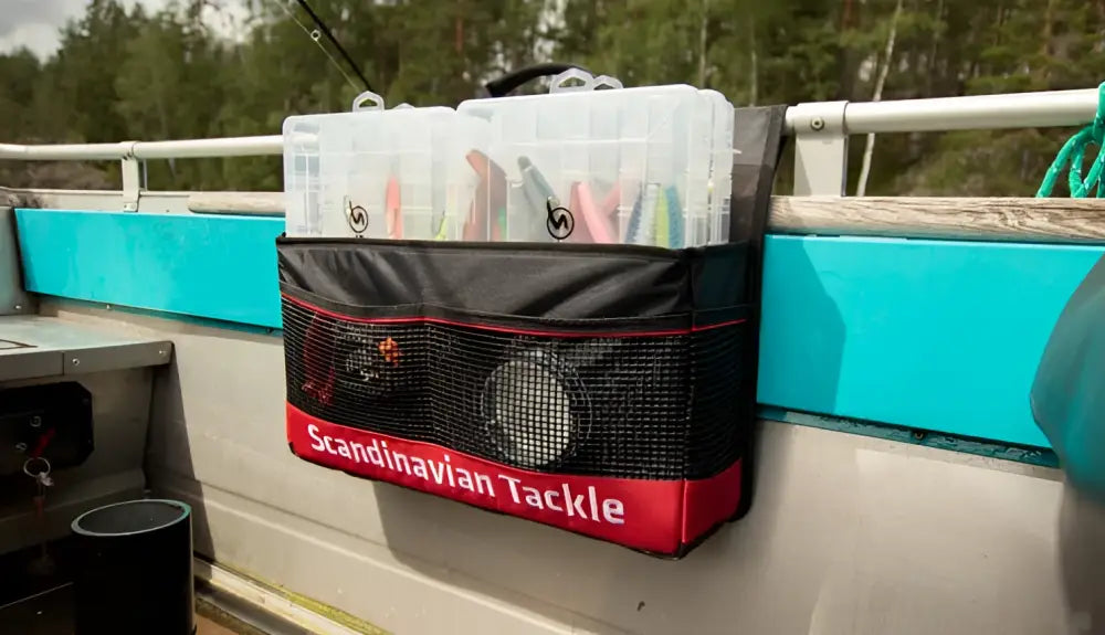 Mustan ja punaisen mesh-organisaattorin läpinäkyvillä muovikompartmentilla kalastusvieheitä varten scandinavian tackle-brändillä