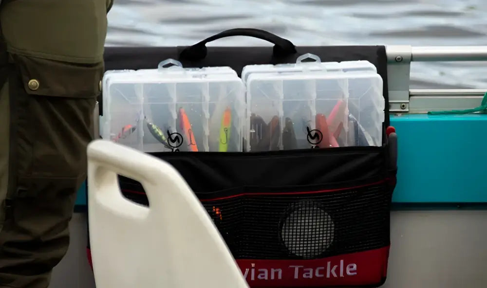 Scandinavian tackle jättikokoinen tarvikelaukku musta ja punainen vieherasioilla kirkkaat lokerot värikkäillä vieheillä