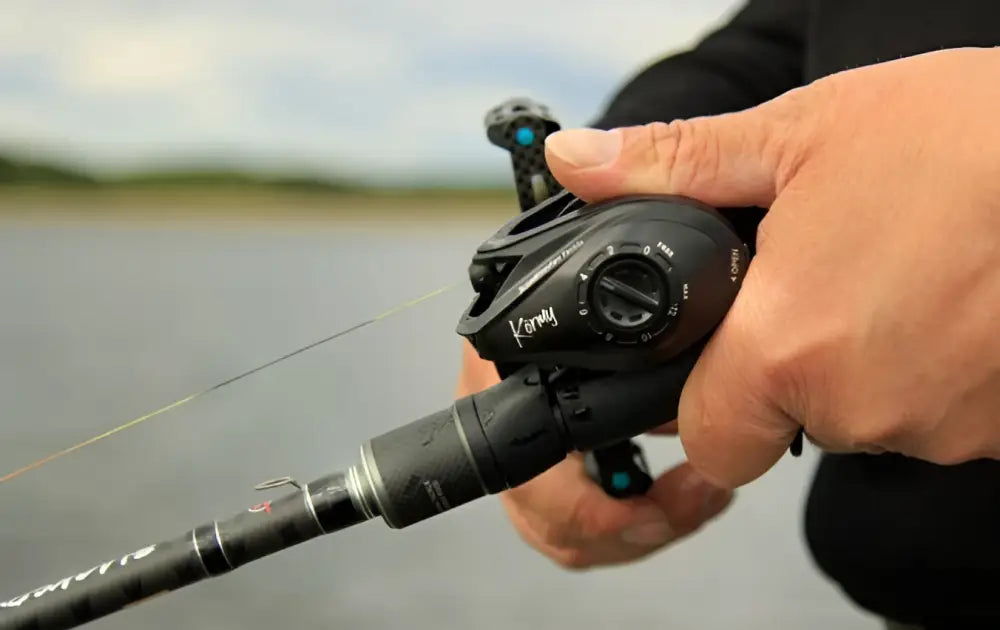 Black kastking baitcasting kalastuskelasi teal vivahteilla oikeakätinen scandinavian tackle körmy hyrräkela