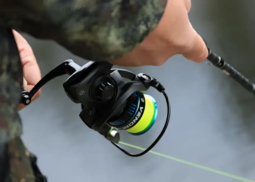 Black fishing reel scandinavian tackle venom 2000 3+1bb with vibrant yellow and green spool and vonda branding