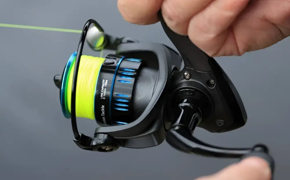 Scandinavian tackle venom 2000 3+1bb avokela mustalla kelalla, neon keltaisella kelalla ja sinisillä yksityiskohdilla
