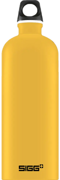 Kirkkaan keltainen sigg traveller mustard touch 1 0 l juomapullo mustalla ruuvikorkilla ja minimalistisella muotoilulla