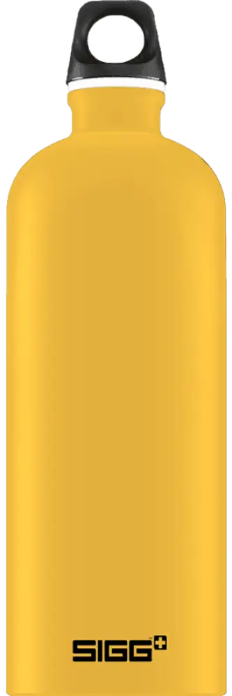 Kirkkaan keltainen sigg traveller mustard touch 1 0 l juomapullo mustalla ruuvikorkilla ja minimalistisella muotoilulla
