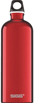Punainen SIGG Traveller 1,0 L -vesipullo mustalla ruuvattavalla korkilla ja hopeanvärisellä renkaalla