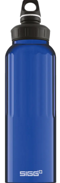 Sininen sigg wmb traveller dark blue 1,5 l -vesipullo mustalla ruuvikorkilla ja kantokahvalla