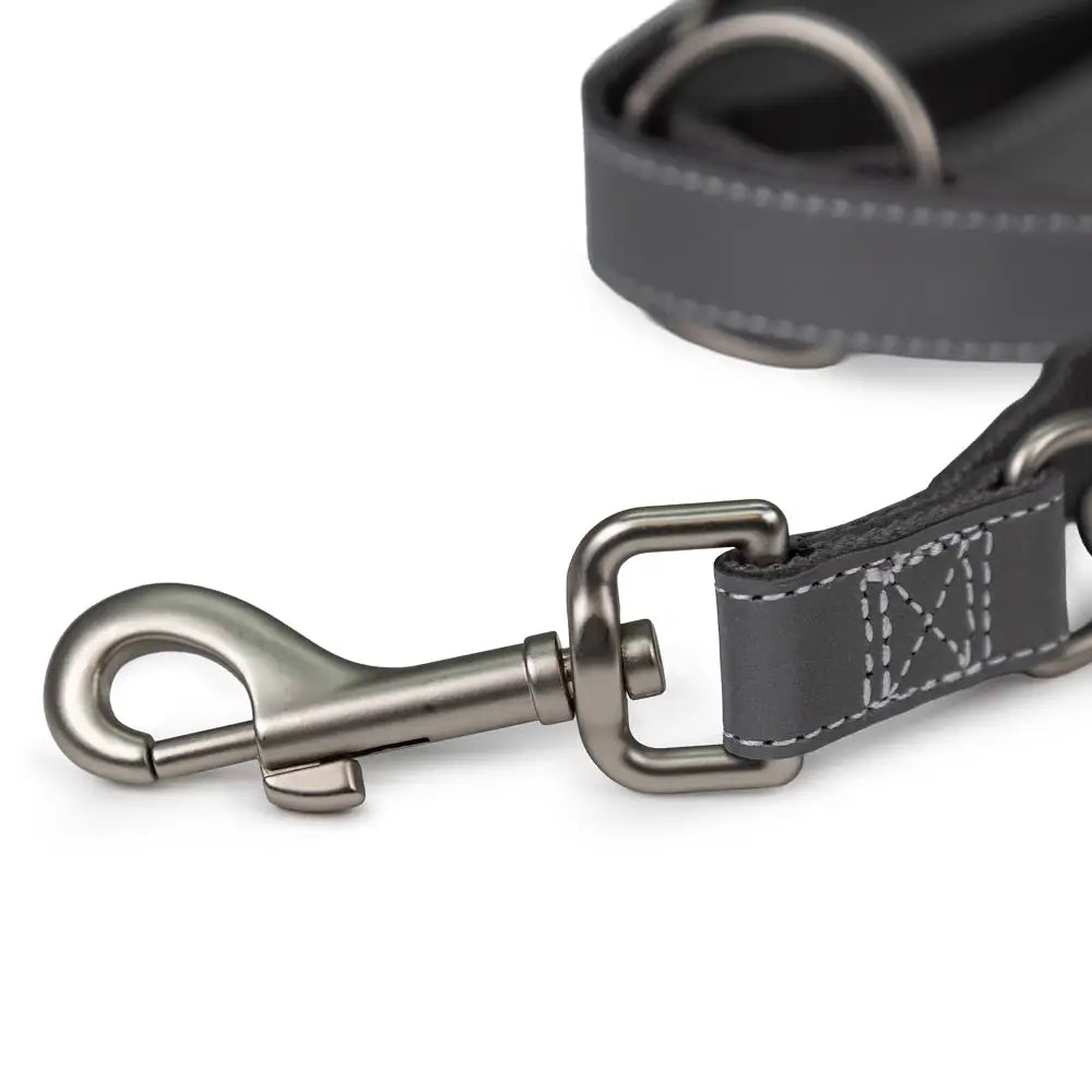 Trixie premium heijastava monitoimitalutin harmaata nahkaa hopeansävyisillä metalliosilla ja valkoisella tikillä