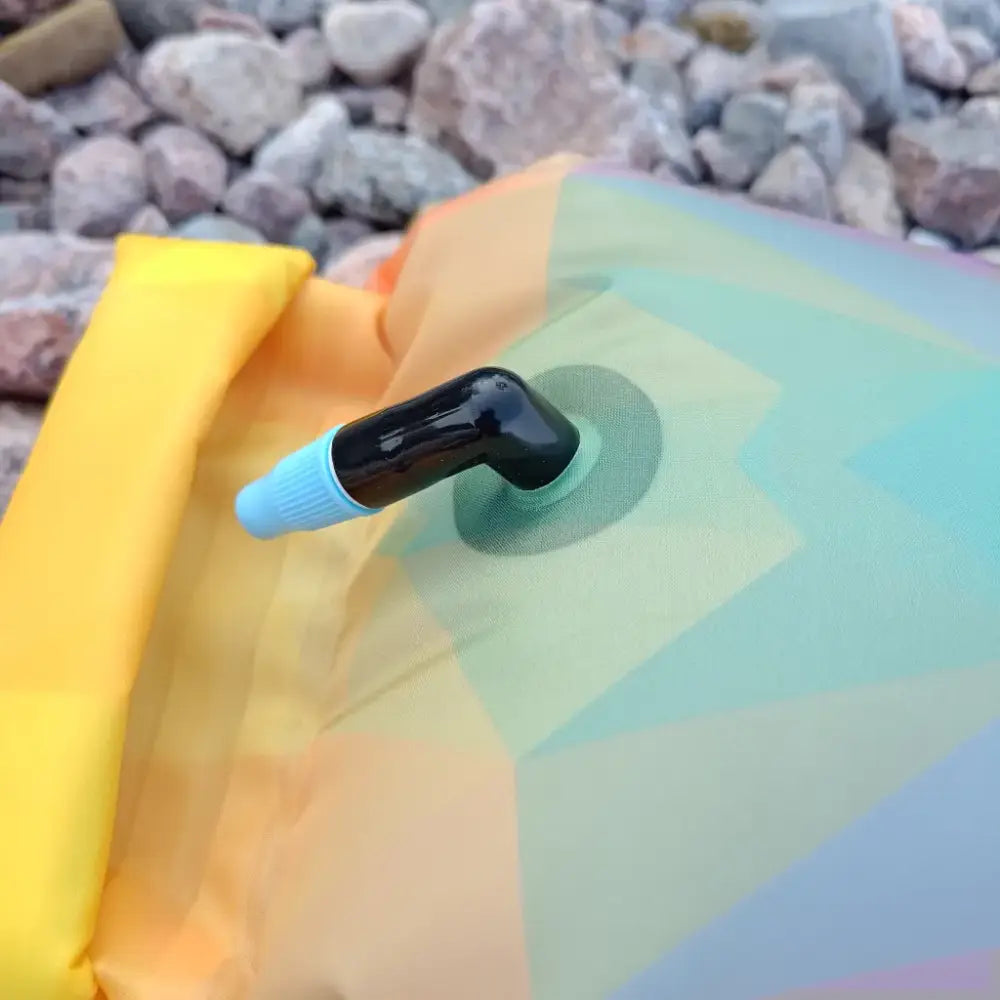 Ultra dazzle drybag buoyin sateen värinen ilmatäytteinen makuualusta jossa musta ja vaaleansininen venttiili