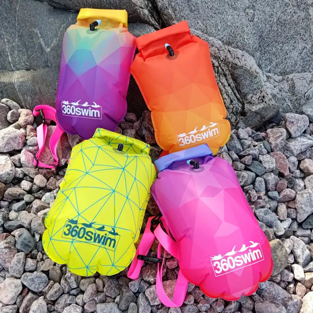 Neljä värikästä geoemtrisen kuvioidulla ultra dazzle drybag buoy 360swim vedenpitävää uimareppua vaaleanpunaisin hihnoin